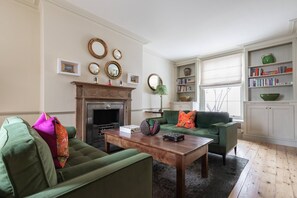 Apartment (3 Bedrooms) | Living area
