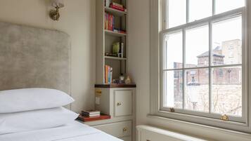 Apartment (3 Bedrooms) | 3 bedrooms, bed sheets