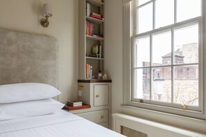 Apartment (3 Bedrooms) | 3 bedrooms, bed sheets - Kensington Place IV by Onefinestay (London)