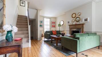 Apartment (3 Bedrooms) | Living area