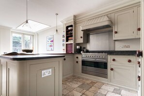 Apartment (3 Bedrooms) | Private kitchen | Microwave, oven, dishwasher, electric kettle - Kensington Place IV by Onefinestay (London)