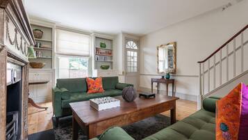 Apartment (3 Bedrooms) | Living area