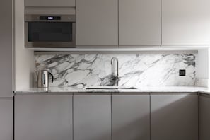 Departamento (3 Bedrooms) | Cocina privada | Microondas, horno, lavavajillas y tetera eléctrica 