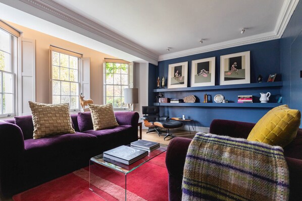 Apartment (3 Bedrooms) | Living area