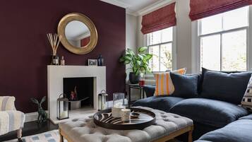 Apartment (3 Bedrooms) | Living area