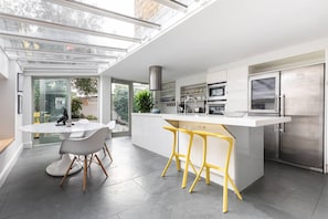Oven, dishwasher, electric kettle - Masbro Road II by Onefinestay (London)
