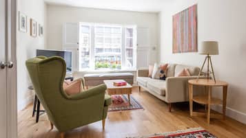 House (3 Bedrooms) | Living area