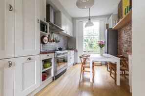 Apartment (5 Bedrooms) | Private kitchen | Microwave, oven, dishwasher, electric kettle - Lyme Terrace by Onefinestay (London)