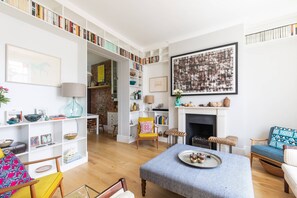 Appartement (5 Bedrooms) | Aire de séjour