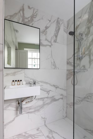 Apartment (5 Bedrooms) | Bathroom | Towels