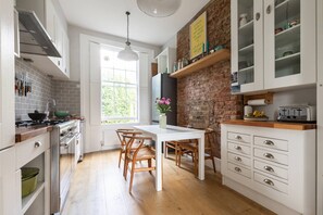 Appartement (5 Bedrooms) | Cuisine privée | Four à micro-ondes, un four, lave-vaisselle, bouilloire électrique