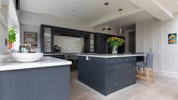 Apartment (5 Bedrooms) | Private kitchen | Microwave, oven, dishwasher, electric kettle