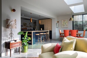 Apartment (3 Bedrooms) | Living area