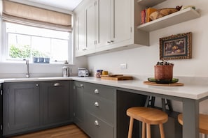 Appartement (1 Bedroom) | Cuisine privée | Un four, bouilloire électrique, grille-pain, vaisselle et ustensiles