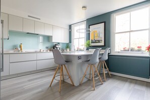 Apartment (2 Bedrooms) | Eigene Küche | Mikrowelle, Geschirrspüler, Wasserkocher