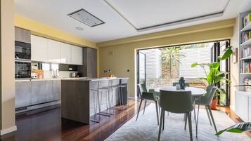 شقة (4 Bedrooms) | مطبخ خاص | ميكروويف، فرن، غسالة أطباق، غلّاية كهربائية