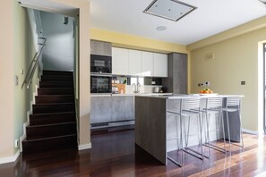 Apartamento (4 Bedrooms) | Cozinha privada | Micro-ondas, fogão, lava-louças, chaleira elétrica