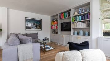 Apartment (2 Bedrooms) | Living area