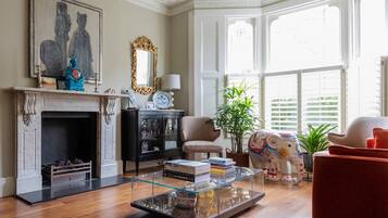 Apartment (5 Bedrooms) | Living area