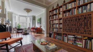 Apartment (5 Bedrooms) | Living area