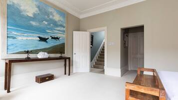 Apartment (5 Bedrooms) | 5 bedrooms, iron/ironing board, bed sheets