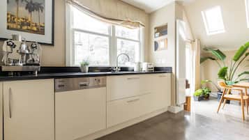 Apartment (5 Bedrooms) | Private kitchen | Microwave, oven, dishwasher, electric kettle