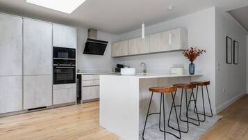 Apartment (3 Bedrooms) | Private kitchen | Microwave, oven, dishwasher, electric kettle