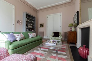 Living area - Southwell Gardens II by Onefinestay (London)