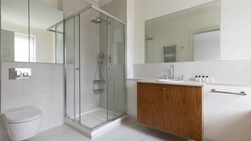 Apartment (3 Bedrooms) | Bathroom | Towels, toilet paper