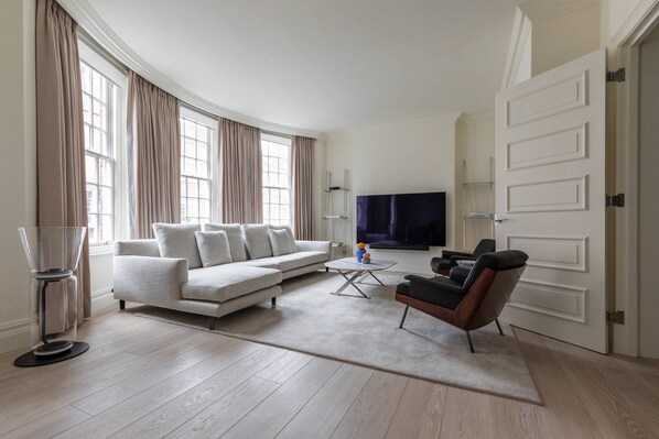 Apartment (3 Bedrooms) | Living area