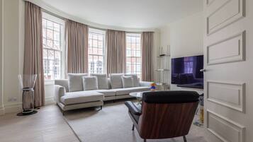 Apartment (3 Bedrooms) | Living area