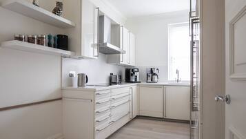 Apartment (3 Bedrooms) | Private kitchen | Microwave, oven, dishwasher, electric kettle