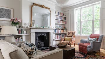 Apartment (4 Bedrooms) | Living area