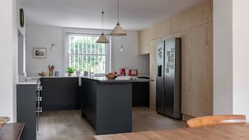 Apartment (4 Bedrooms) | Private kitchen | Oven, dishwasher, electric kettle