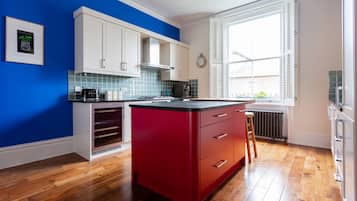 Apartment (3 Bedrooms) | Private kitchen | Fridge, microwave, oven, dishwasher