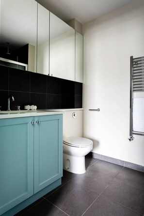 Huoneisto (3 Bedrooms) | Kylpyhuone | Pyyhkeet, vessapaperi