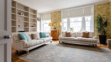 Apartment (3 Bedrooms) | Living area