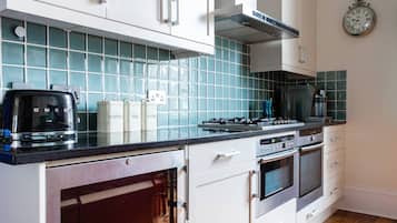 Apartment (3 Bedrooms) | Private kitchen | Fridge, microwave, oven, dishwasher