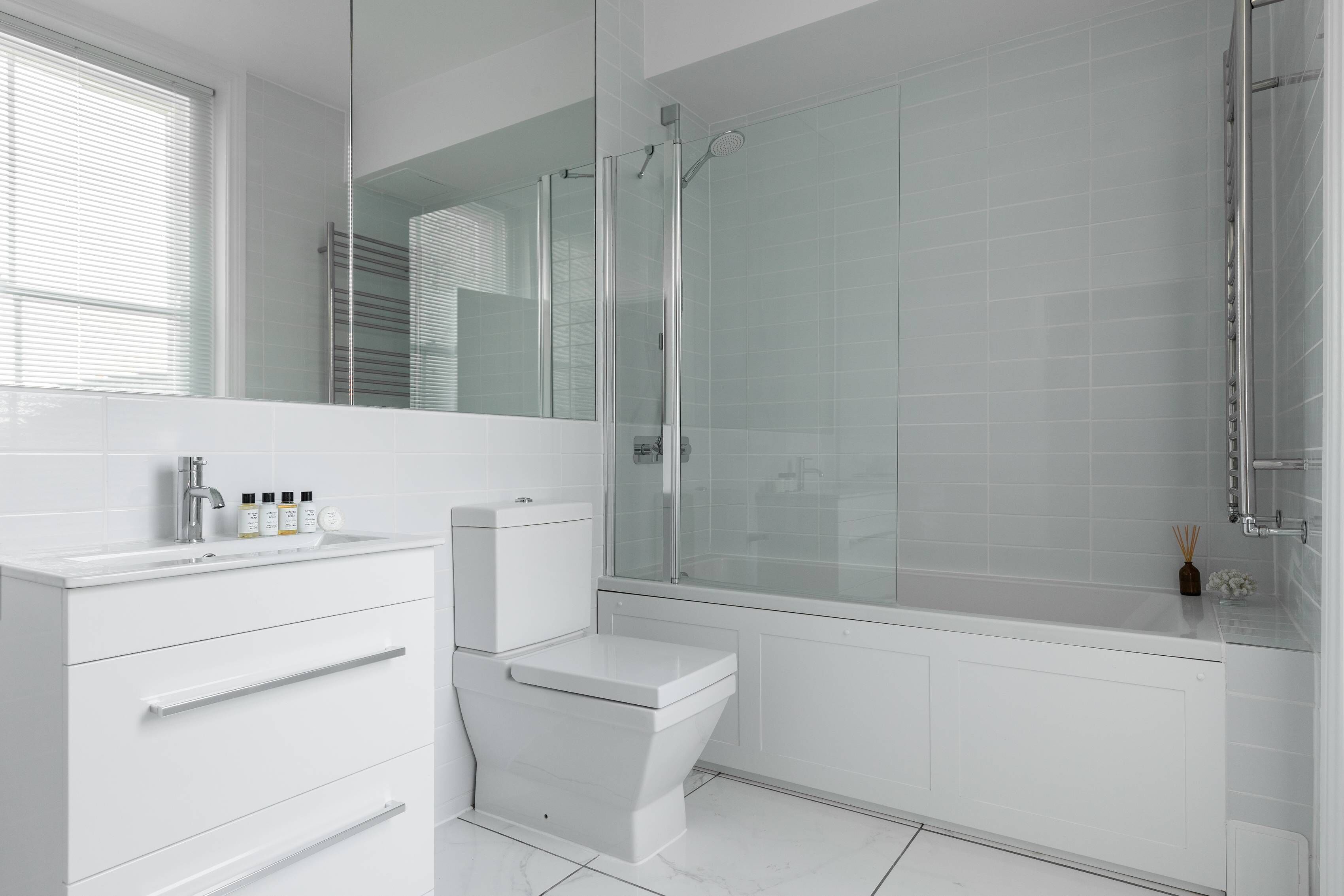 Apartment (2 Bedrooms) | Bathroom | Combined shower/tub, towels, toilet paper