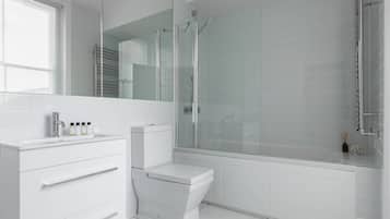 Apartment (2 Bedrooms) | Bathroom | Combined shower/tub, towels, toilet paper