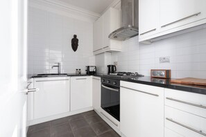 Lejlighed (2 Bedrooms) | Privat køkken | Mikrobølgeovn, ovn, opvaskemaskine, elkedel
