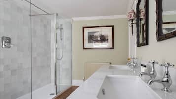 Apartment (4 Bedrooms) | Bathroom | Free toiletries, towels, toilet paper