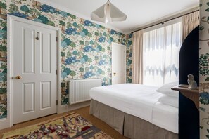 4 bedrooms, iron/ironing board, bed sheets