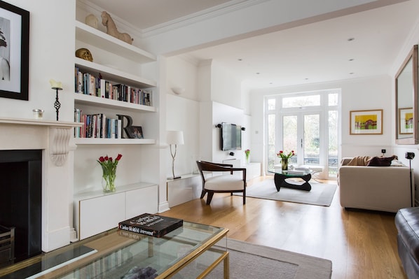 Apartment (4 Bedrooms) | Living area - Hardinge Road by Onefinestay (London)