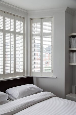 Apartment (4 Bedrooms) | 4 bedrooms, bed sheets - Hardinge Road by Onefinestay (London)