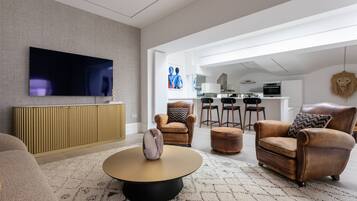 Apartment (3 Bedrooms) | Living area