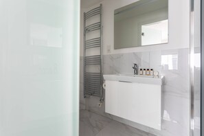 Apartment (3 Bedrooms) | Bathroom
