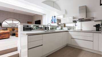 Departamento (3 Bedrooms) | Cocina privada | Microondas, horno, lavavajillas y tetera eléctrica