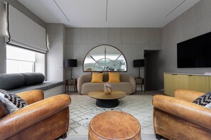 Apartment (3 Bedrooms) | Living area