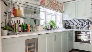 Apartamento (2 Bedrooms) | Cozinha privada | Micro-ondas, fogão, lava-louças, chaleira elétrica